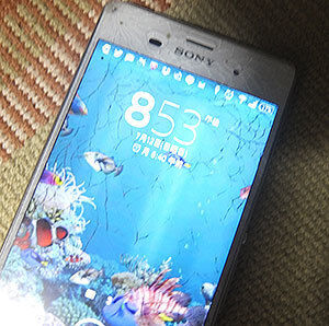 14-割れた携帯.jpg