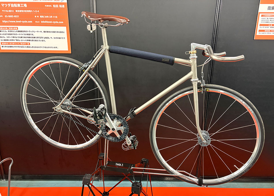 ハンドメイドバイシクル展で展示された、LEVEL（マツダ自転車工場）のオーダーメイド自転車。