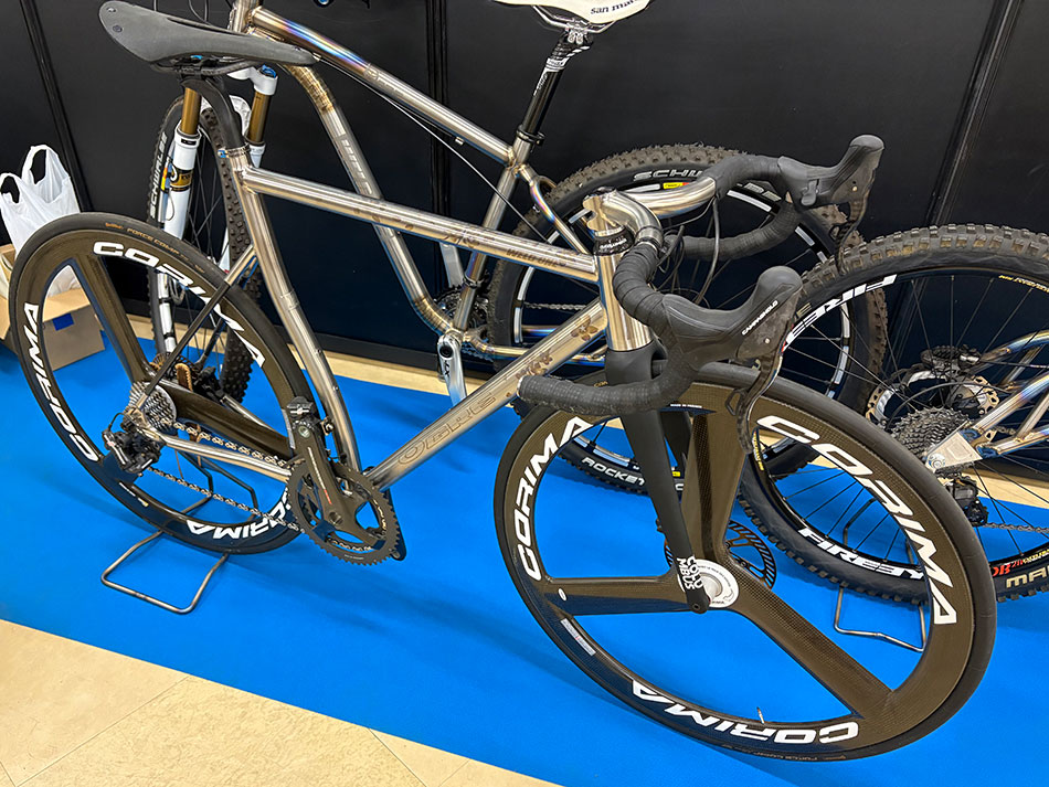 ハンドメイドバイシクル展で展示された、WELD ONEの自転車。チタン独特の鮮やかなブルー色がキレイ。