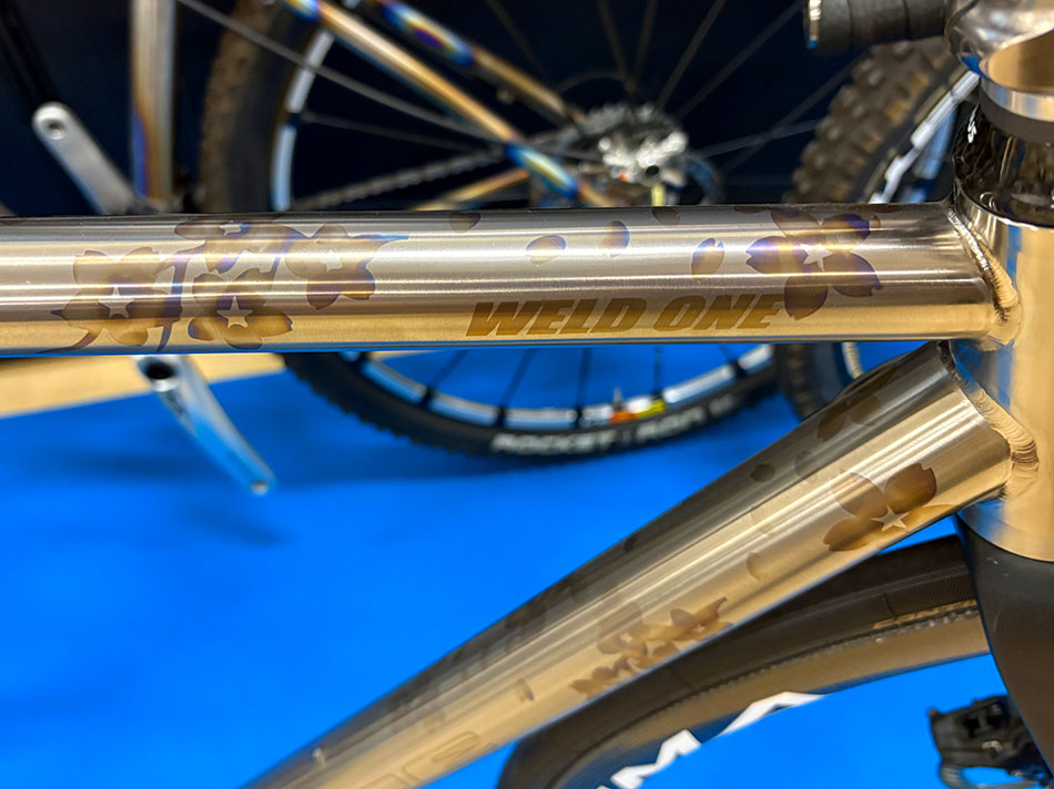 ハンドメイドバイシクル展で展示された、WELD ONEの自転車。チタン独特の鮮やかなブルー色がキレイ。