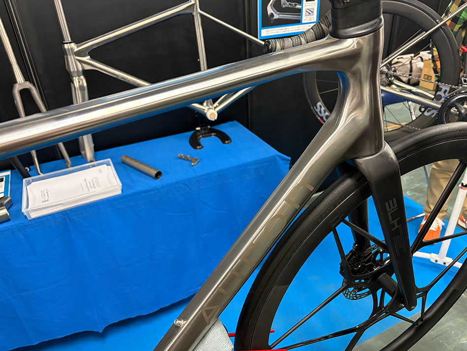 ハンドメイドバイシクル展で展示された、T&K TITANIUM BIKEのオーダー自転車。