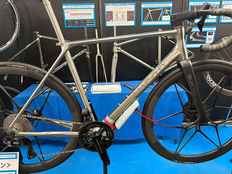 ハンドメイドバイシクル展で展示された、T&K TITANIUM BIKEのオーダー自転車。