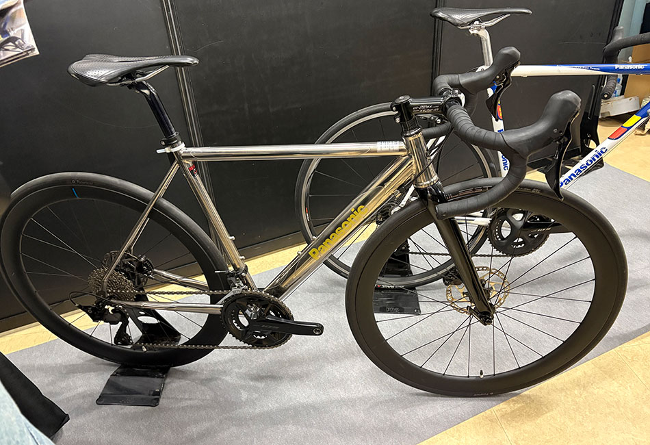 ハンドメイドバイシクル展で展示された、パナソニック（Panasonic）のオーダーメイド自転車。