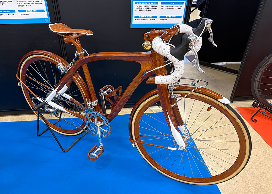 ハンドメイドバイシクル展で展示された、マホガニーバイクの自転車。