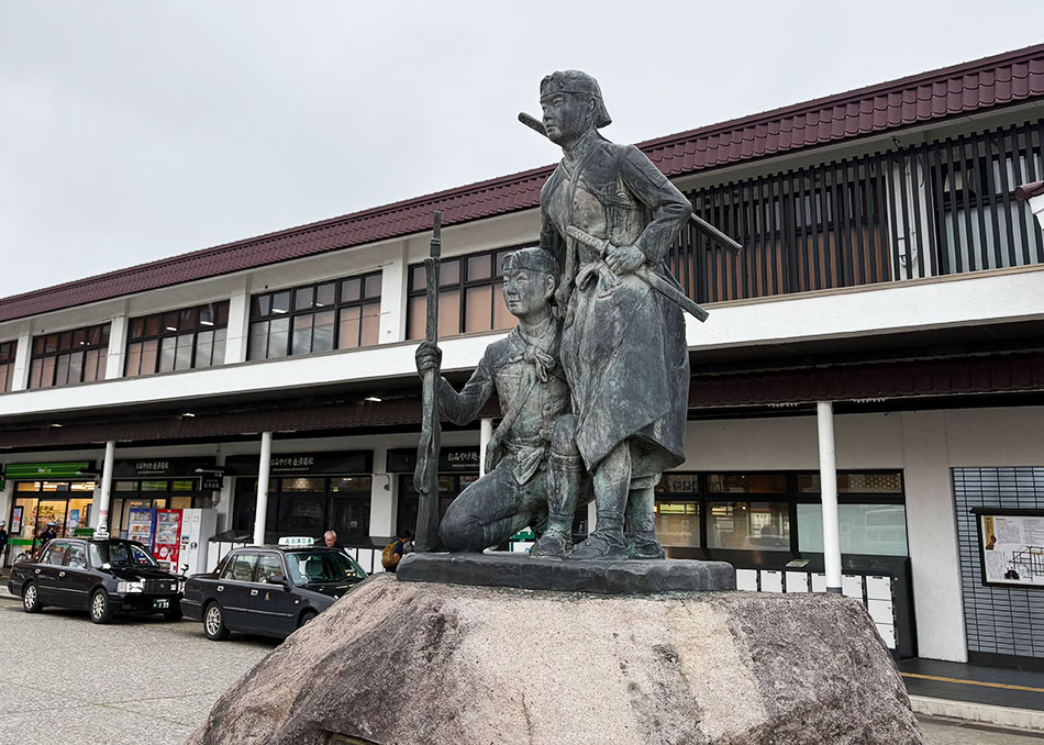 会津若松駅,白虎隊,会津藩士白虎隊士の像