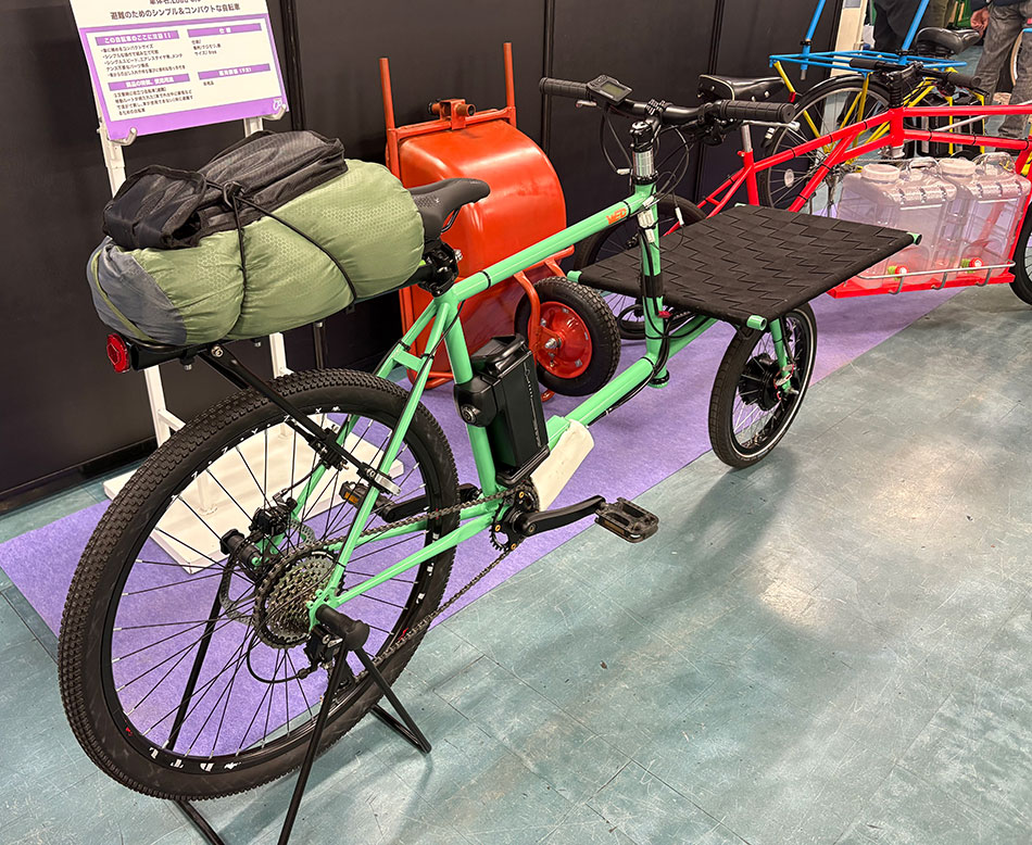 ハンドメイドバイシクル展で展示された、東京サイクルデザイン専門学校のオーダー自転車。